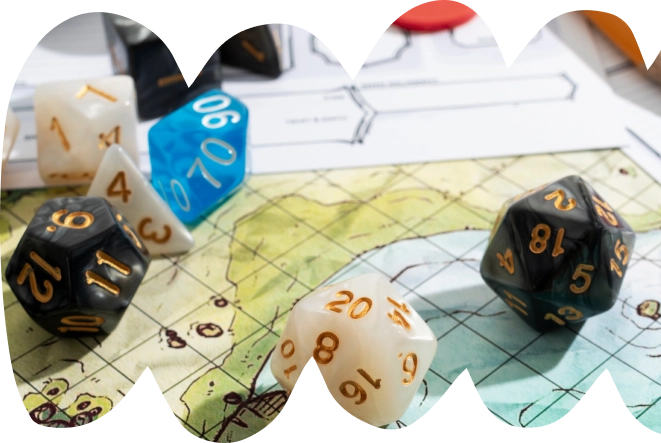 Close-up van een tafelblad-RPG-opstelling met een rasterkaart, kleurrijke veelzijdige dobbelstenen, personagebladen, rode fiches, een potlood en een pen, die een strategische en avontuurlijke sfeer oproepen.